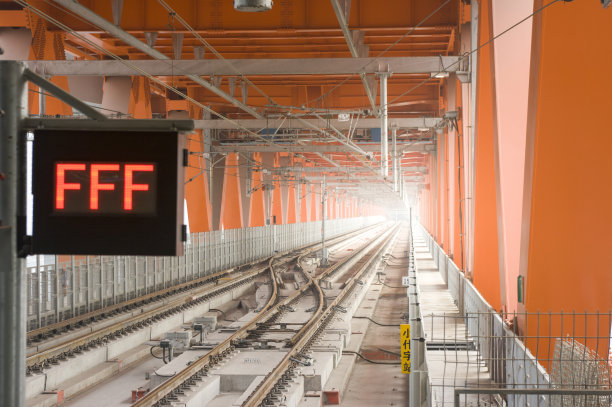 桥上的铁轨图片下载