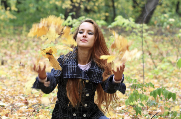 小女孩在玩黄叶图片下载