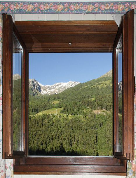 敞开的窗户图片下载