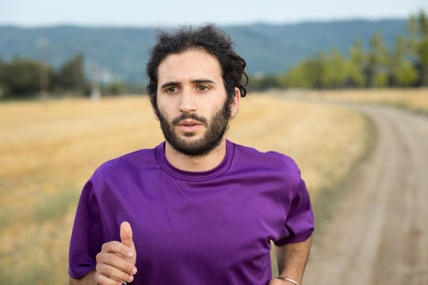 年轻人在大自然中奔跑图片下载