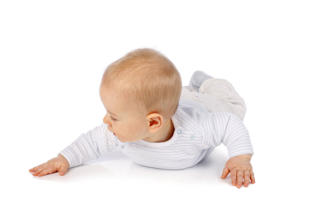 可爱的婴儿试图爬图片下载
