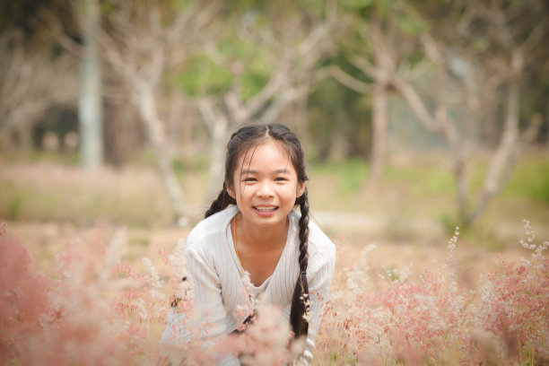 小女孩的微笑图片下载