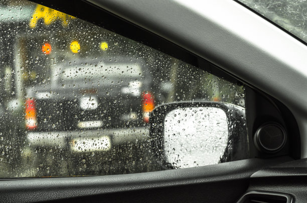 水滴在车窗上图片下载