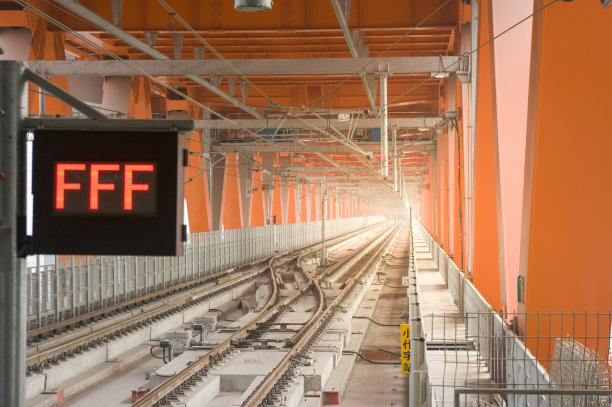 桥上的铁轨图片下载