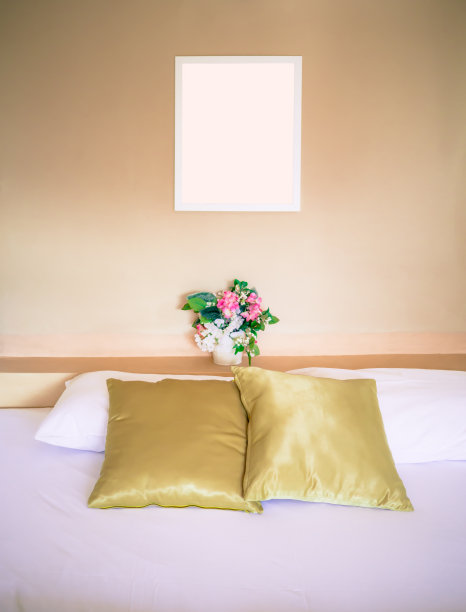 干净的床，精心装饰，暖色调图片下载