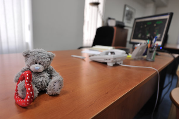 带泰迪熊的办公桌图片下载