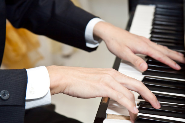 手弹钢琴图片下载