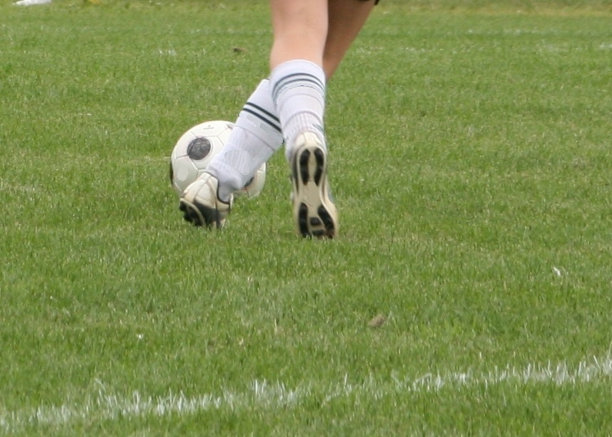 足球运动员有良好的步法图片下载