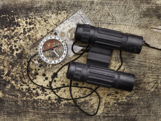 带指南针的双筒望远镜图片下载