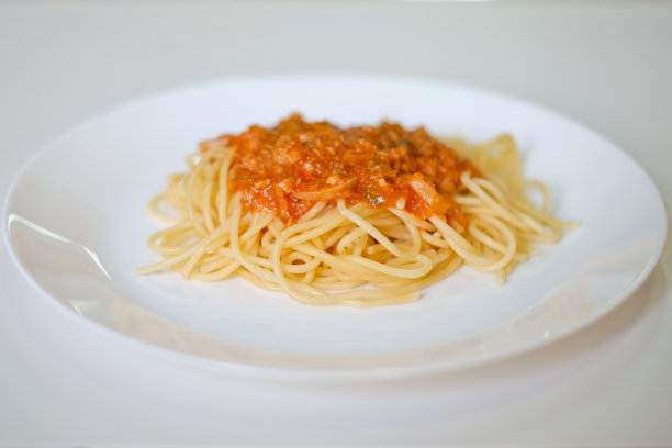 意大利面，上面淋上美味的番茄和牛肉酱图片下载