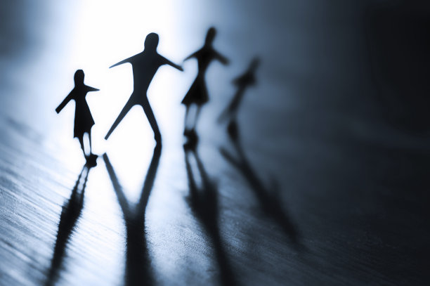 背光的家庭剪纸站在一起图片下载