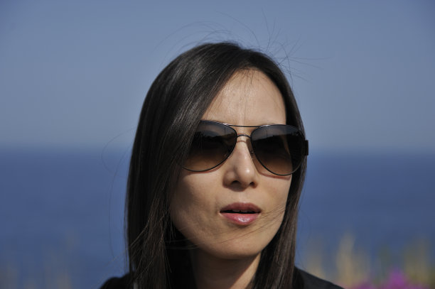 海边的年轻女子图片下载