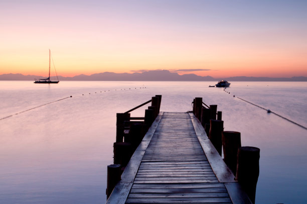 地中海上的木制码头素材图片