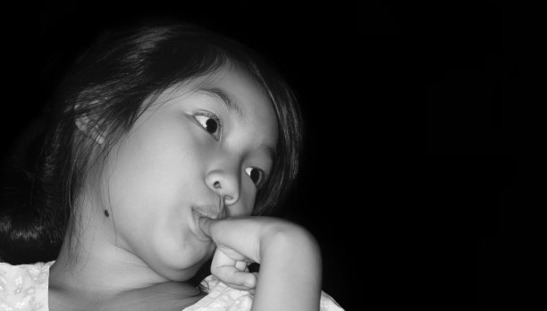 小女孩想妈妈了。图片下载