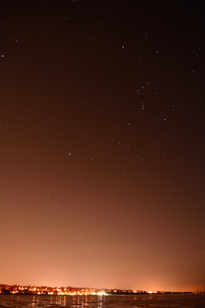 小城市光污染侵蚀猎户座图片下载