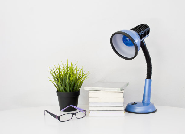 书在桌子上图片下载