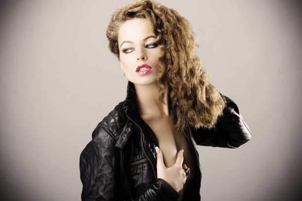 穿着皮夹克的性感女孩图片下载