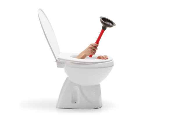 手拿橡胶吸盘从抽水马桶里抽出来图片下载