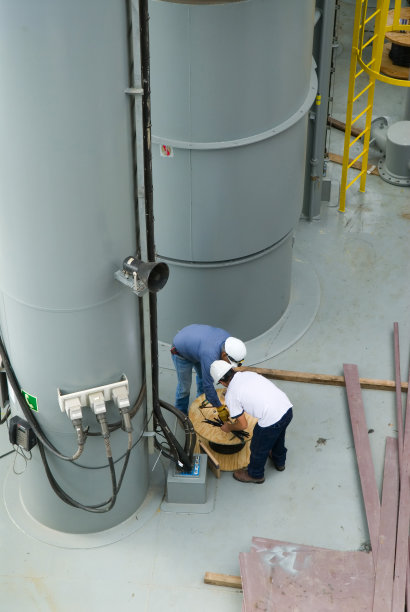 在石油钻塔工作图片下载