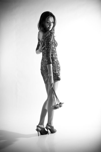 照片中的苗条的模特在连衣裙上拿着一束鲜花图片下载