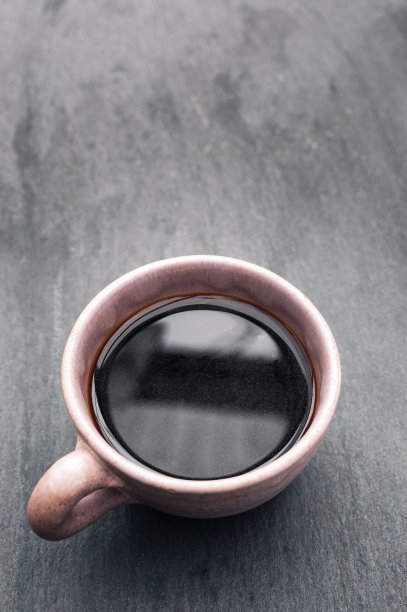 咖啡杯，包含新煮的黑咖啡。图片下载