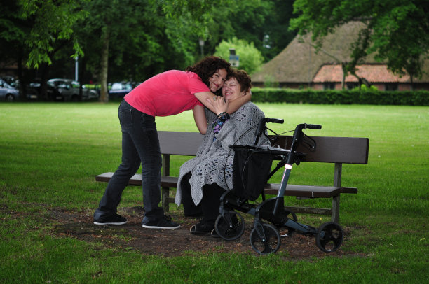 年轻女子羞辱她的祖母图片下载