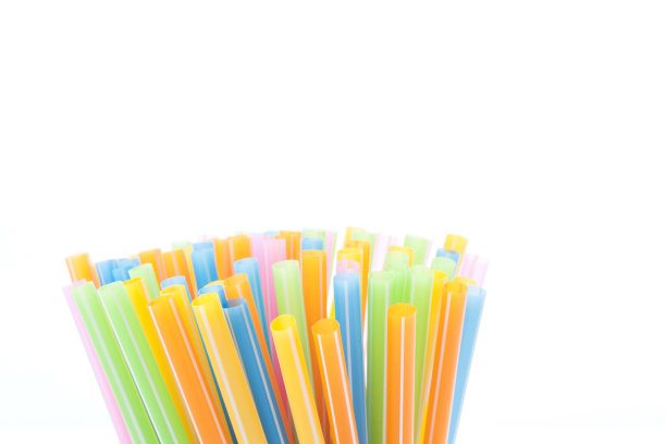 用于饮用水或果汁的彩色塑料吸管。图片下载