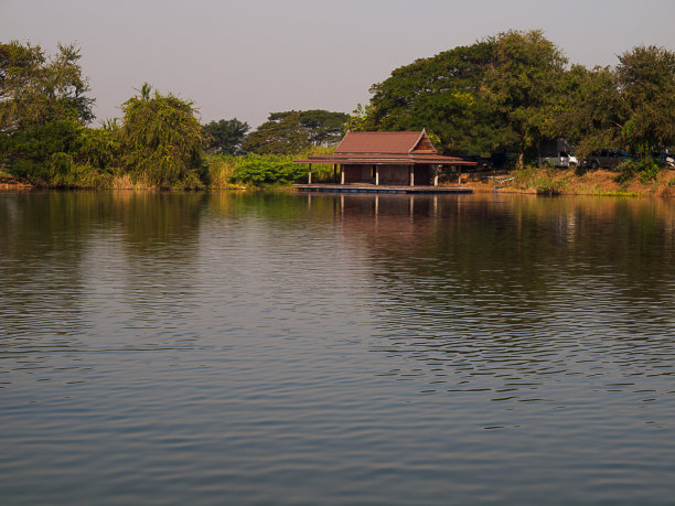 宽阔的河流与绿色的森林和天空与云图片下载