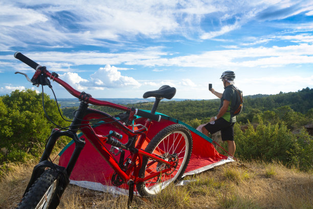 露营的男人用智能手机拍了张照片图片下载