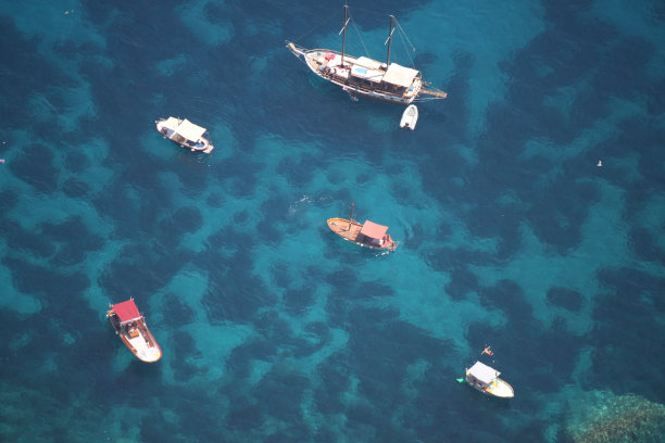 意大利卡普里岛(停在清澈海面上的小船)图片下载