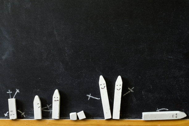 黑板和粉笔回到学校的抽象背景图片下载