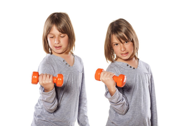 两个正在举重的双胞胎兄弟图片下载