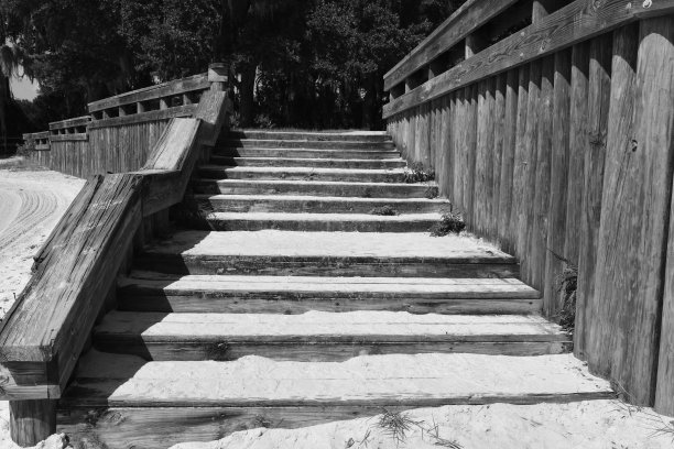 沙地木制楼梯离开海滩图片下载