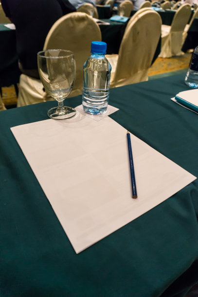 带铅笔的便条纸图片下载