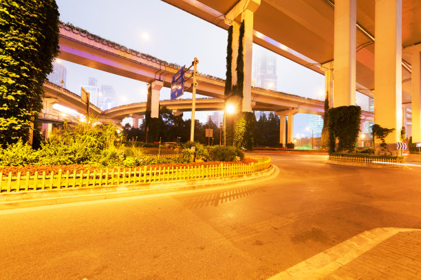 上海立交桥，低角度视角图片下载