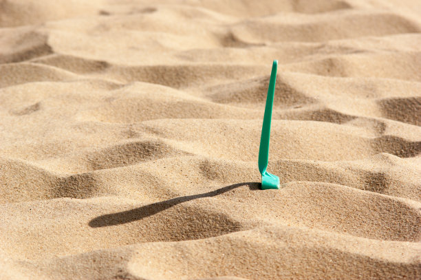 沙铲卡在沙滩上图片下载