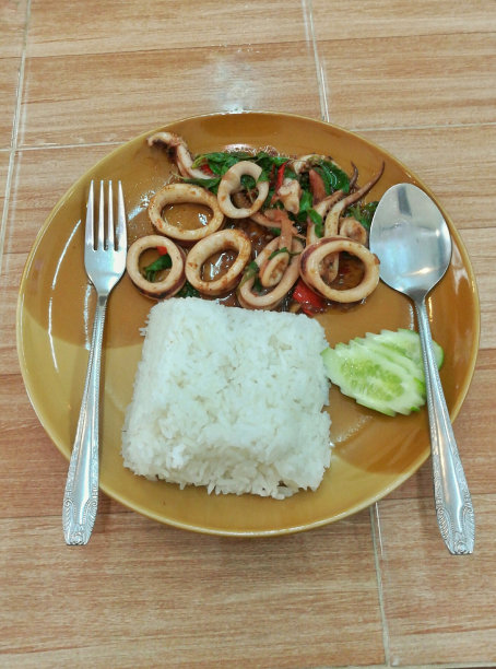 罗勒叶炒鱿鱼配流饭。图片下载