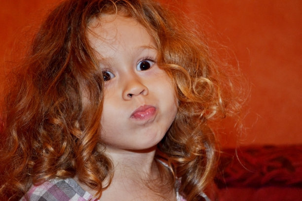 孩子愁眉苦脸。图片下载