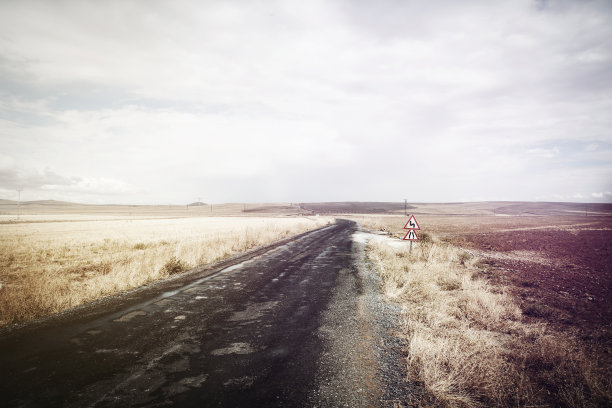 漫长的沙漠公路图片下载