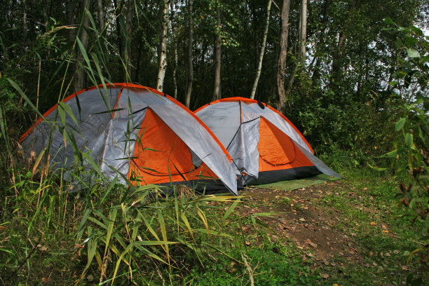 一个湖上有两个帐篷图片下载