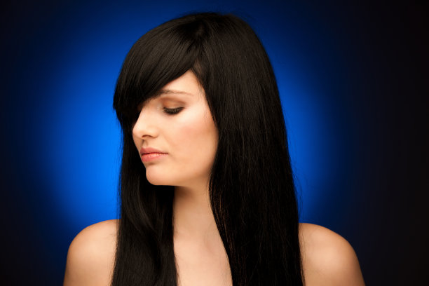 一个黑发蓝眼的美丽女人的肖像图片下载