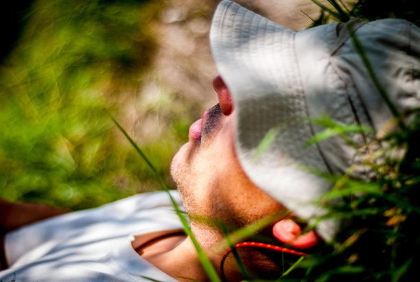 男人睡在草地上，徒步，午睡图片下载