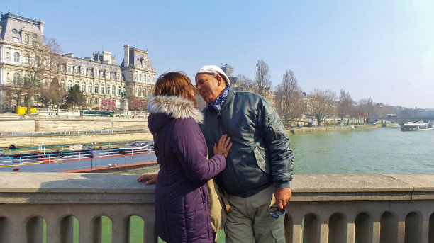 巴黎快乐的情侣图片下载