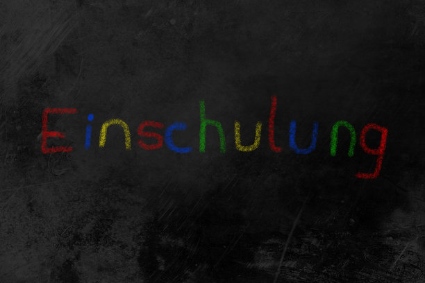 黑板上的彩色粉笔图片下载