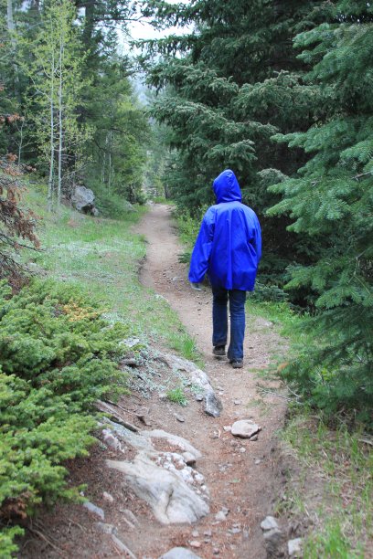科罗拉多小径上穿着雨衣的徒步旅行者图片下载