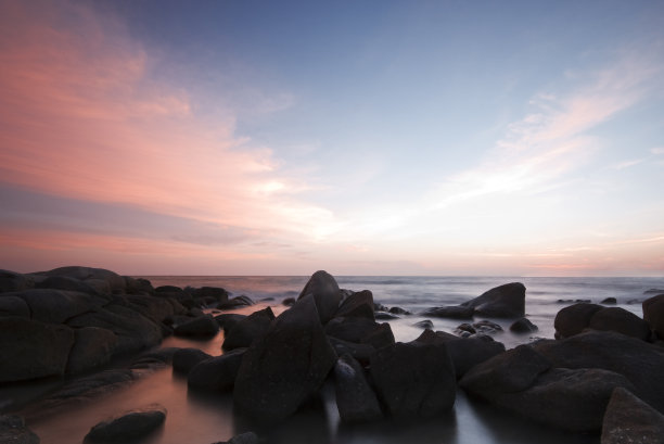 夕阳下的泰国岩石海岸图片下载
