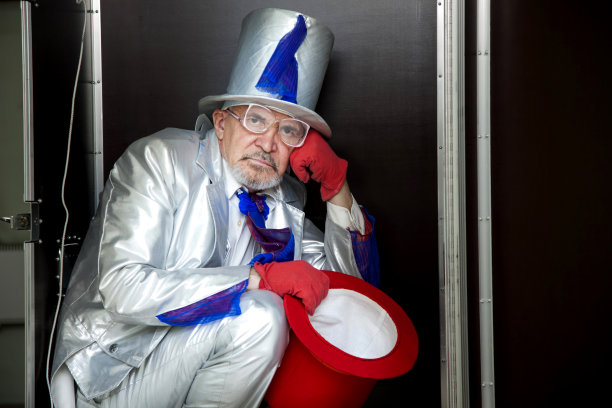 魔术师坐在一个盒子里图片下载