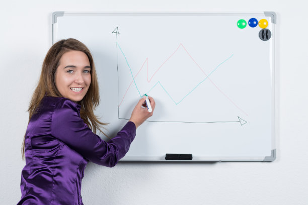 那个女人正在用笔在黑板上画画图片下载