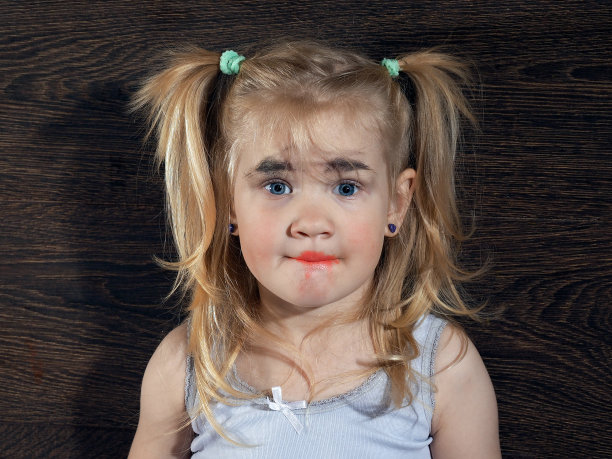 有趣的小女孩，脸上的妆很蹩脚图片下载