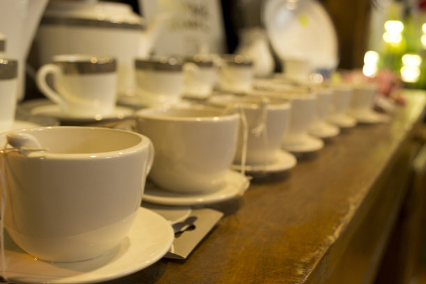 架子上的一排杯子图片下载